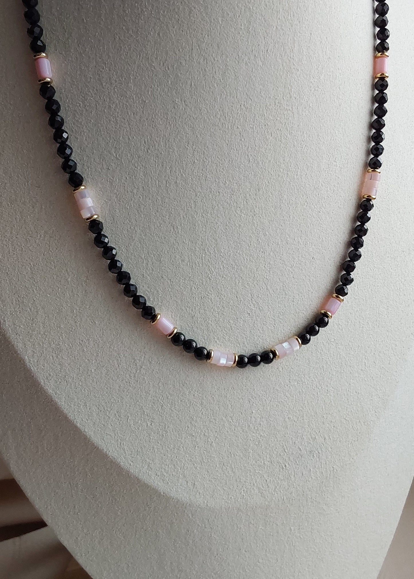 Collier “Élégance Protectrice”