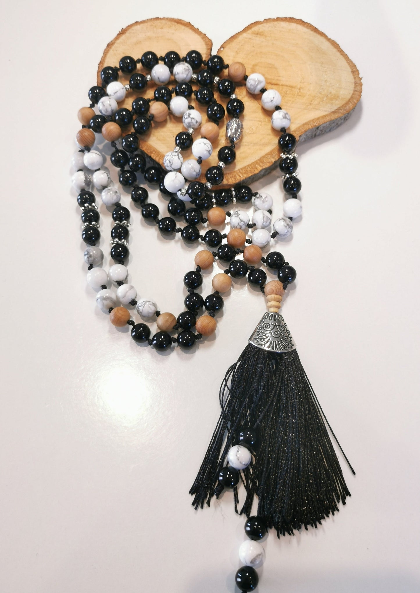 Collier en Onyx Noir, Howlite, Bois de Santal