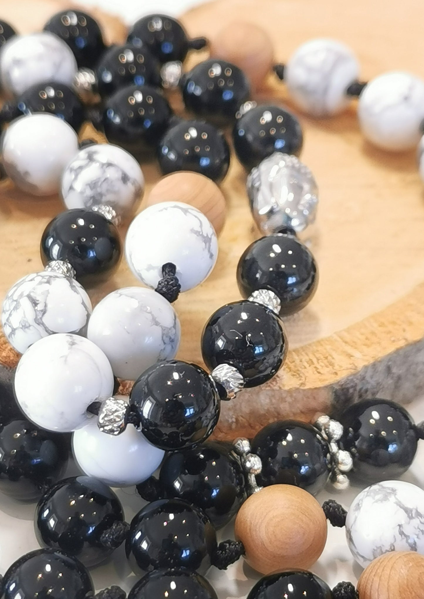 Collier en Onyx Noir, Howlite, Bois de Santal