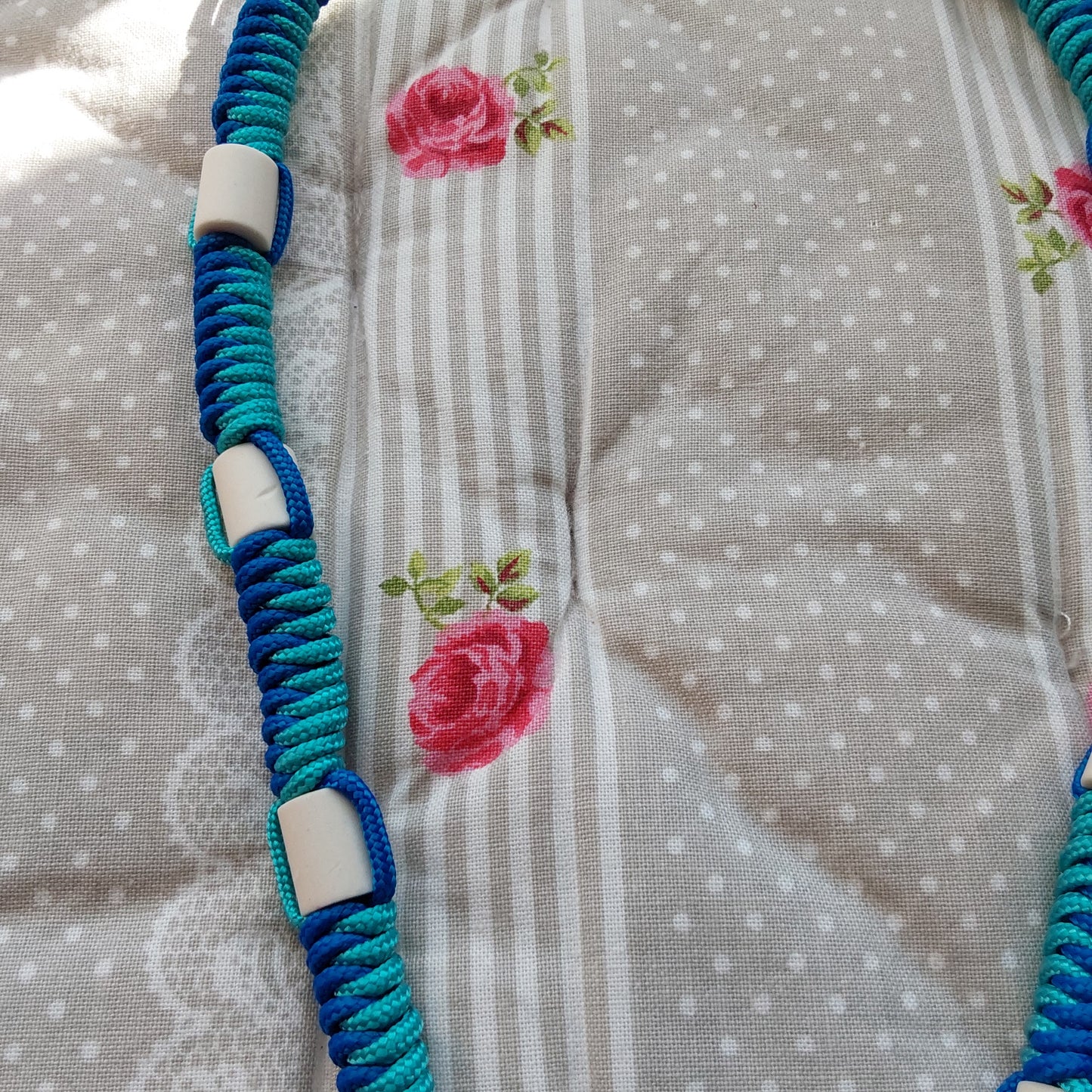 Collier anti tiques avec perles de céramique EM