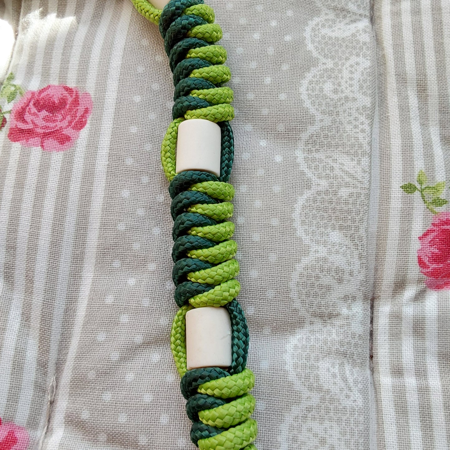 Collier anti tiques avec perles de céramique EM