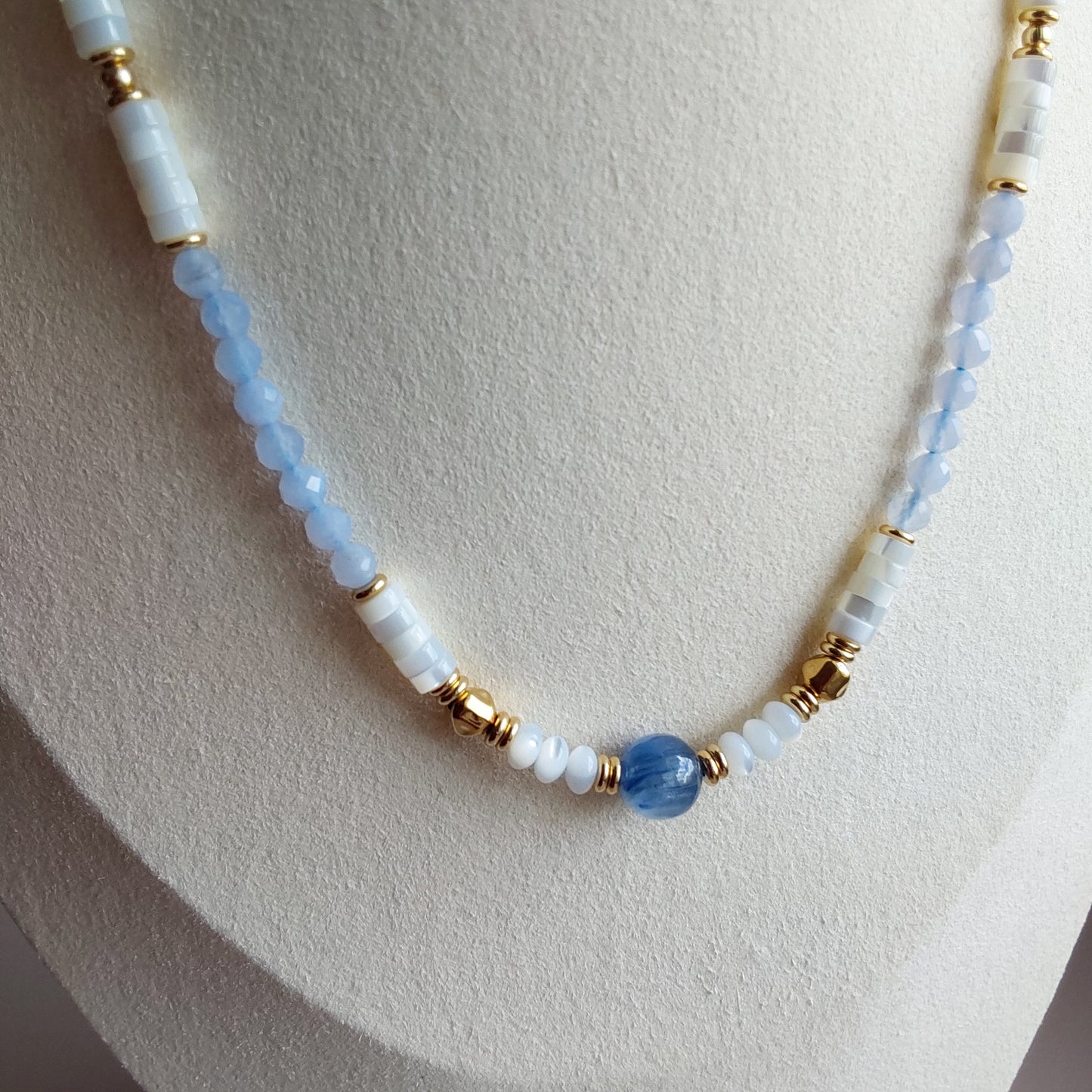 Collier Calcédoine Bleue